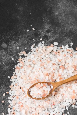 Koyu arka planda deniz pembesi tuz