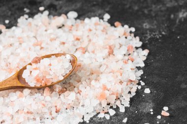 Koyu arka planda deniz pembesi tuz