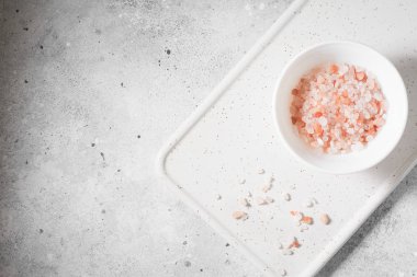 Işık gri arka plan üzerinde pembe deniz tuzu