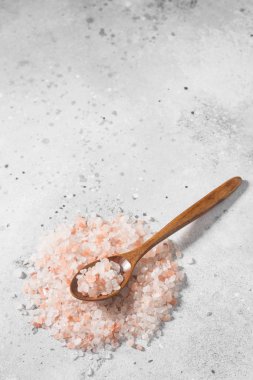 Gri arka planda deniz pembesi tuzu