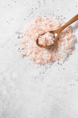 Gri arka planda deniz pembesi tuzu