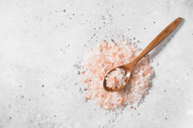 Gri arka planda deniz pembesi tuzu