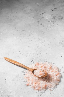 Gri arka planda deniz pembesi tuzu