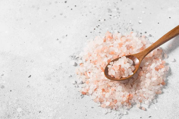 Морская Розовая Соль Сером Фоне — стоковое фото