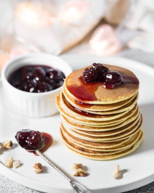 Vişne reçelli krep. Kahvaltı için aşık. Sevgililer günü