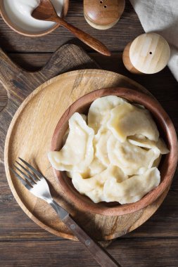 Ahşap bir tabak köfte. Rustik tarzı