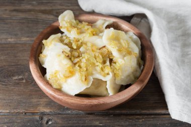 Ahşap bir tabak köfte. Rustik tarzı