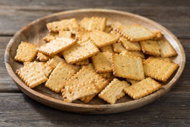 Ahşap arka plan üzerinde ahşap bir tabakta vişne reçelli kraker. Rustik tarzı