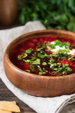 Ahşap bir masa üzerinde bir ahşap plaka Pancar çorbası. Rustik tarzı