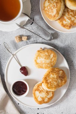 Krep gri bir arka plan üzerinde beyaz bir tabakta. Kahvaltı