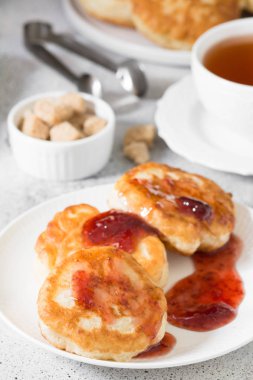 Krep gri bir arka plan üzerinde beyaz bir tabakta. Kahvaltı