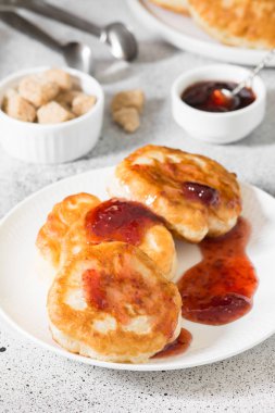 Krep gri bir arka plan üzerinde beyaz bir tabakta. Kahvaltı