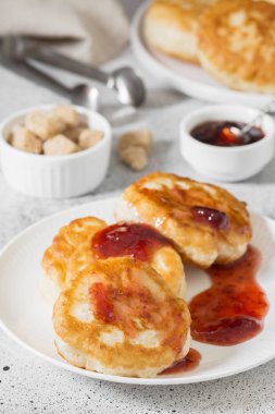 Krep gri bir arka plan üzerinde beyaz bir tabakta. Kahvaltı