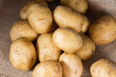 Çiğ patates. Rustik tarzı