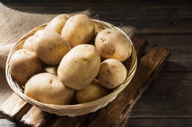 Çiğ patates. Rustik tarzı