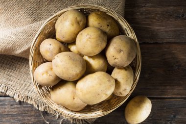 Çiğ patates. Rustik tarzı