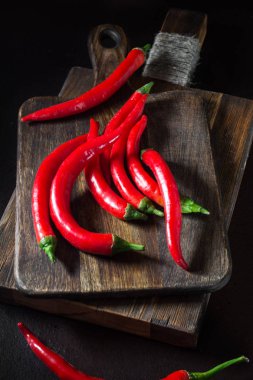 Biber koyu kahverengi zemin üzerine ahşap tahta üzerinde