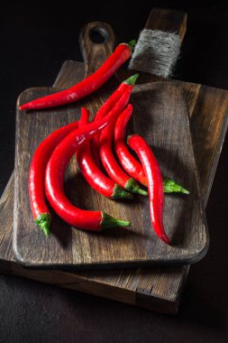 Biber koyu kahverengi zemin üzerine ahşap tahta üzerinde