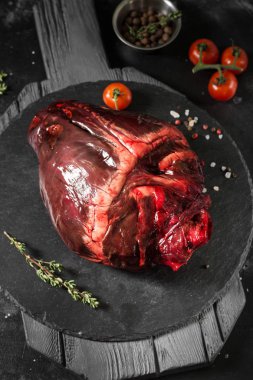 Koyu arka plan üzerinde ren geyiği ham kalbinde