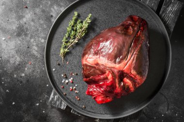 Koyu arka plan üzerinde ren geyiği ham kalbinde