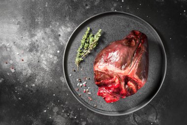 Çiğ Ren geyiği kalp koyu arka plan üzerinde siyah plaka üzerinde