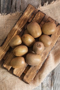 Ahşap ahşap arka plan tahtada kivi