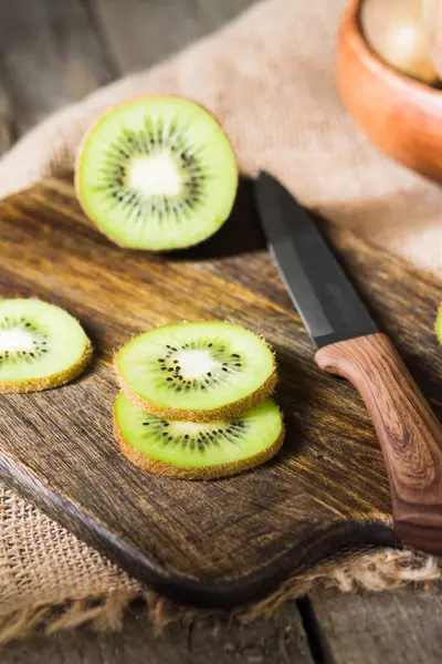 Ahşap ahşap arka plan tahtada kivi