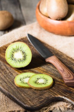 Ahşap ahşap arka plan tahtada kivi