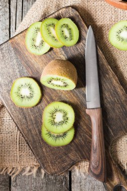 Ahşap ahşap arka plan tahtada kivi