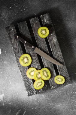 Kivi gri arka plan üzerinde gri yönetim kurulu