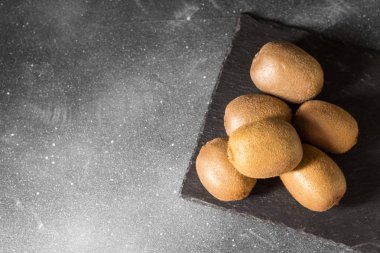 Kivi gri arka plan üzerinde