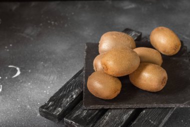 Kivi gri arka plan üzerinde