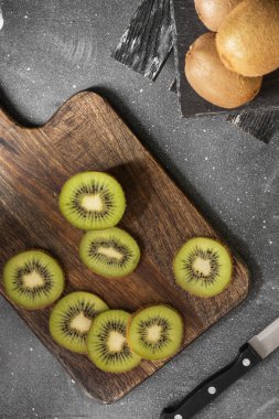 Kivi gri arka plan üzerinde