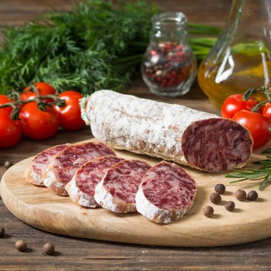 Rustik bir tarzda ahşap bir Tahta üzerinde Sosis