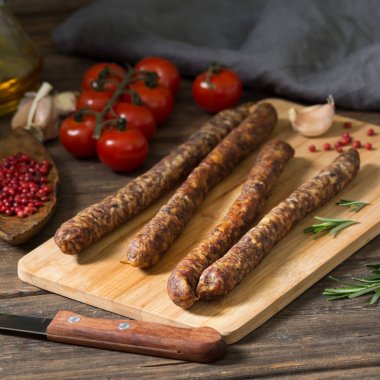 Rustik bir tarzda ahşap bir Tahta üzerinde Sosis