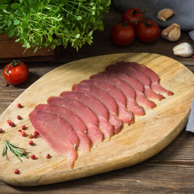 Tahta bir masada tahtada füme sosis. Rustik stil