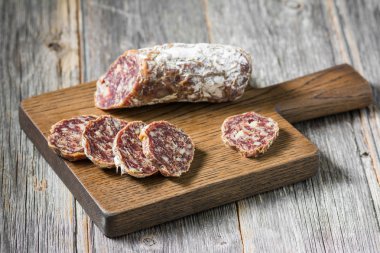 Tahta bir masada tahtada füme sosis. Rustik stil