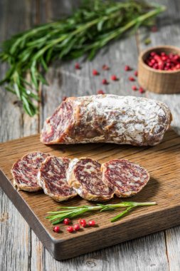 Tahta bir masada tahtada füme sosis. Rustik stil