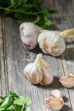 Gri ahşap bir masada sarımsak. Kırsal biçim