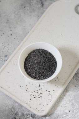 Hafif bir arka plan üzerinde beyaz bir tabakta Pasta haşhaş