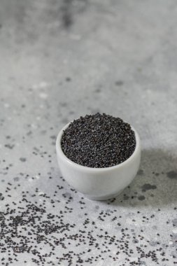 Hafif bir arka plan üzerinde beyaz bir tabakta Pasta haşhaş