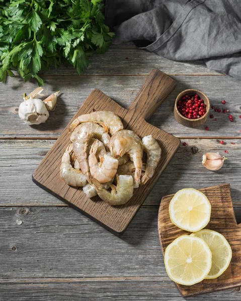 Gamberetti Tigre Crudi Tavola Legno Tavolo Legno Grigio Stile Rustico — Foto Stock