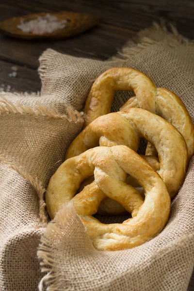 Pretzel Com Sal Estilo Rústico — Fotografia de Stock