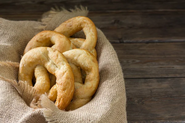 Brezel Mit Salz Rustikaler Stil — Stockfoto