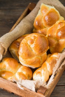 Ahşap arka planda çörekler. Rustik hamur işleri. Rustik tarzı