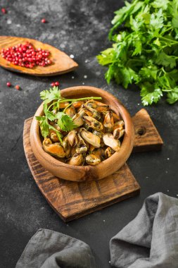 Koyu arkaplanda tahtadan yapılmış midye eti.