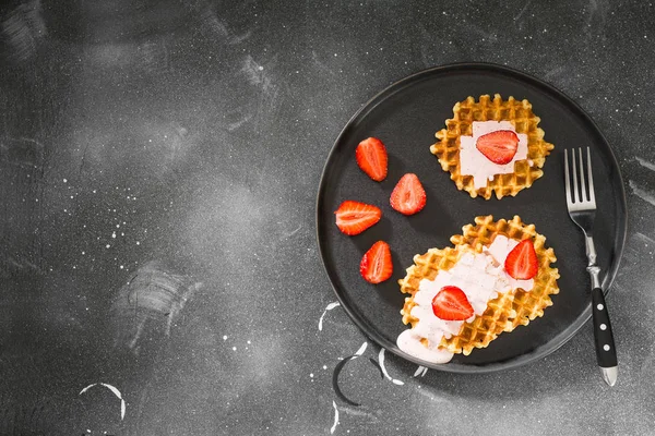 Waffles Com Morangos Uma Placa Preta Fundo Escuro — Fotografia de Stock