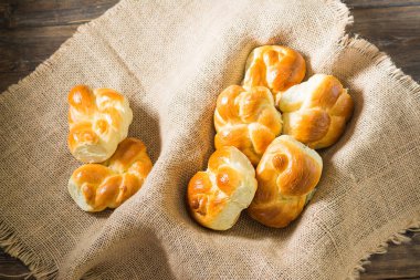 Ahşap arka planda çörekler. Rustik hamur işleri. Rustik tarzı