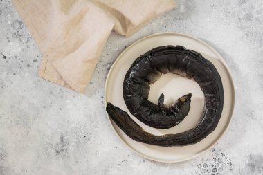 Beyaz tabakta, arka planda yılan balığı.