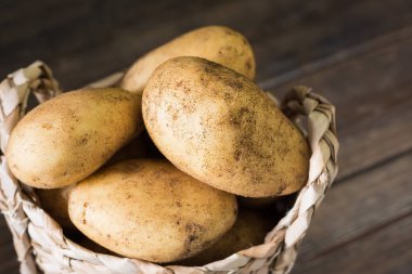 Sepette çiğ patates. Rustik tarzı